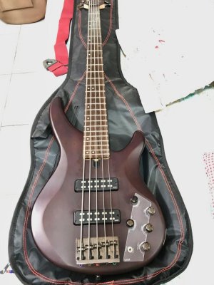 Yahama 5 string bass.jpg