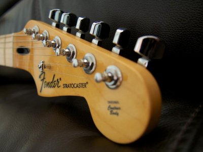 Strat (2).jpg Strat (2).jpg