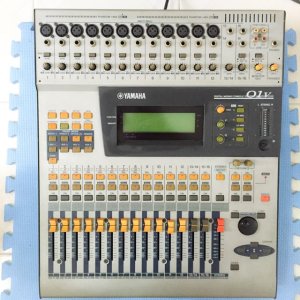 yamaha_01v_digital_mixing_console_1455005534_9668da45.jpg