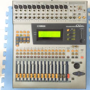 yamaha_01v_digital_mixing_console_1455005534_18da71b7.jpg