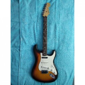 fender_stratocaster_mim_sunburst_2000s_1464059585_43b9a5c1.jpg