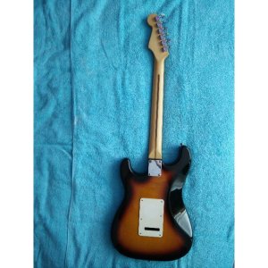 fender_stratocaster_mim_sunburst_2000s_1464059585_00a80c7b.jpg