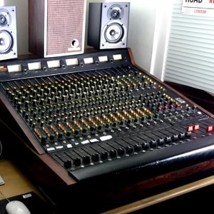 vintage_mixing_console_no_nego_1468416020_6a3b5488.jpg