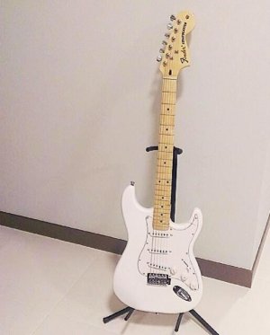 fender_stratocaster_electric_guitar_replica_1471954124_fd3c395f.jpg