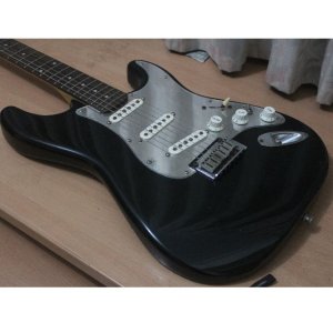 squier_black__chrome_standard_stratocaster_with_fender_97_stratocaster_pickups_tele_swtich_mod_1.JPG