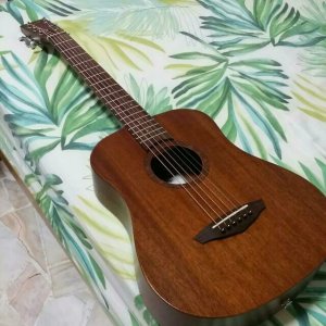 mint_veelah_togo_solid_top_mahagony_travel_guitar_with_preamp_1426737842_8aafc7f7.jpg