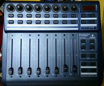 FS-Behringer-BCF2000.jpg