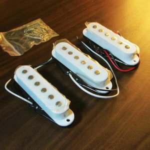 3_single_coil_loaded_prewired_pickguard_assembly_for_stratocaster_guitars_1484311005_e8043580.jpg