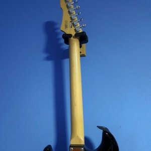 swing_strat_guitar_black_1482331484_24be1cda.jpg