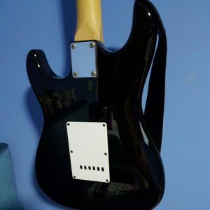 swing_strat_guitar_black_1482331484_2844a564.jpg