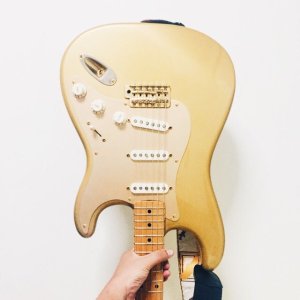 fender_stratocaster_mij_1486956439_d2f394ef.jpg