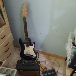 electric_guitar_set_1495873657_76ef2ae4.jpg