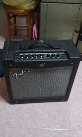 Fender Mustang 2 (in hand).jpg