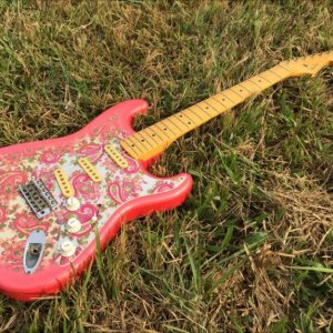fender_stratocaster_pink_paisley_made_in_japan_maple_neck_rare_discontinued_1426950455_dd802b30.jpg