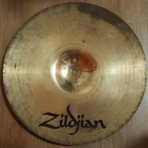 Zildjian Scimitar 16 front.jpg