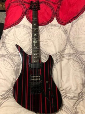 synyster_gates_custom_blackred_1573450626_f9c4f028_progressive.jpg