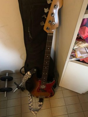 fender_mij_precision_bass_1583546117_604236ea_progressive.jpg