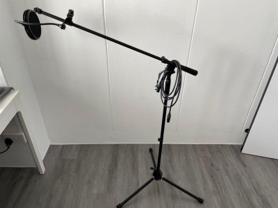 akg_c214__mic_stand__vocal_iso_1609208807_77f6ded4_progressive.jpg