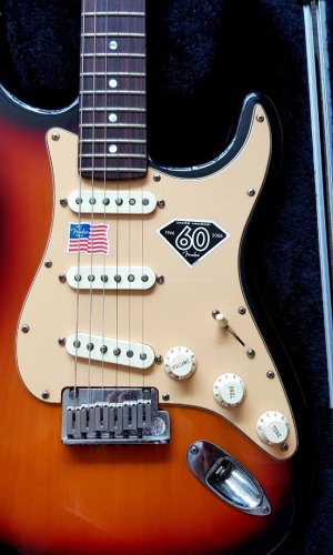 fender_stratocaster_mia_60th_anniversary_1564207512_ccd3b509_progressive.jpg