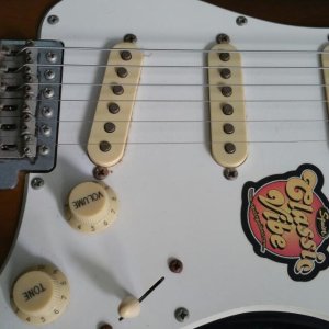 squier_classic_vibe_strat_60s_1432794298_df6b27de.jpg