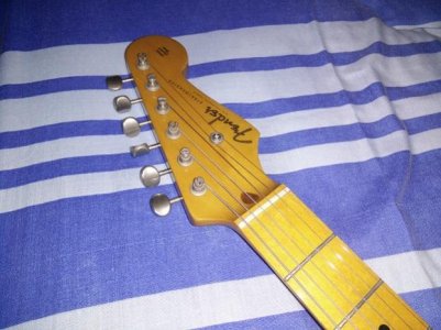 Gold Strat 03.jpg