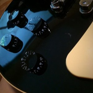 gibson_les_paul_standard_ebony_1436605350_284b0dfb.jpg