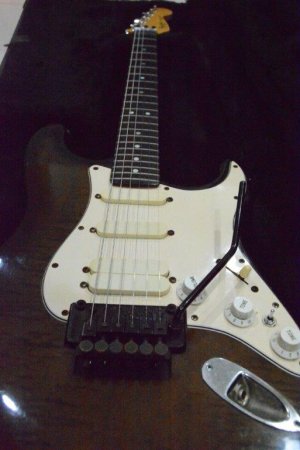FenderStratULTRA (3).jpg FenderStratULTRA (3).jpg