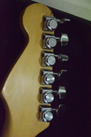 FenderStratULTRA (5).jpg FenderStratULTRA (5).jpg