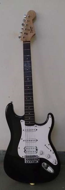 squier-bullet-strat-black-3.jpg