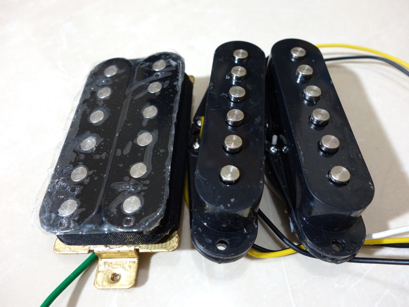 fender-squier-magnetic-guitar-pickup-set-black-h-s-s-top.JPG